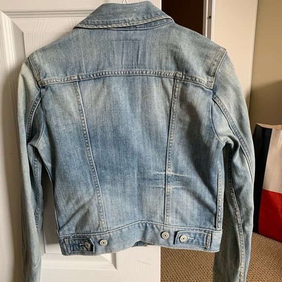 Selling this cute Levi’s jean jacket. Size XS. In perfect condition. - Picture 3 of 4